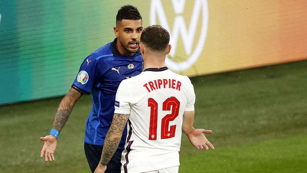 epa09338461 Emerson (L) of Italy talks to Kieran Trippier of England during the UEFA EURO 2020 final between Italy and England in London, Britain, 11 July 2021.  EPA/John Sibley / POOL (RESTRICTIONS: For editorial news reporting purposes only. Images must appear as still images and must not emulate match action video footage. Photographs published in online publications shall have an interval of at least 20 seconds between the posting.)