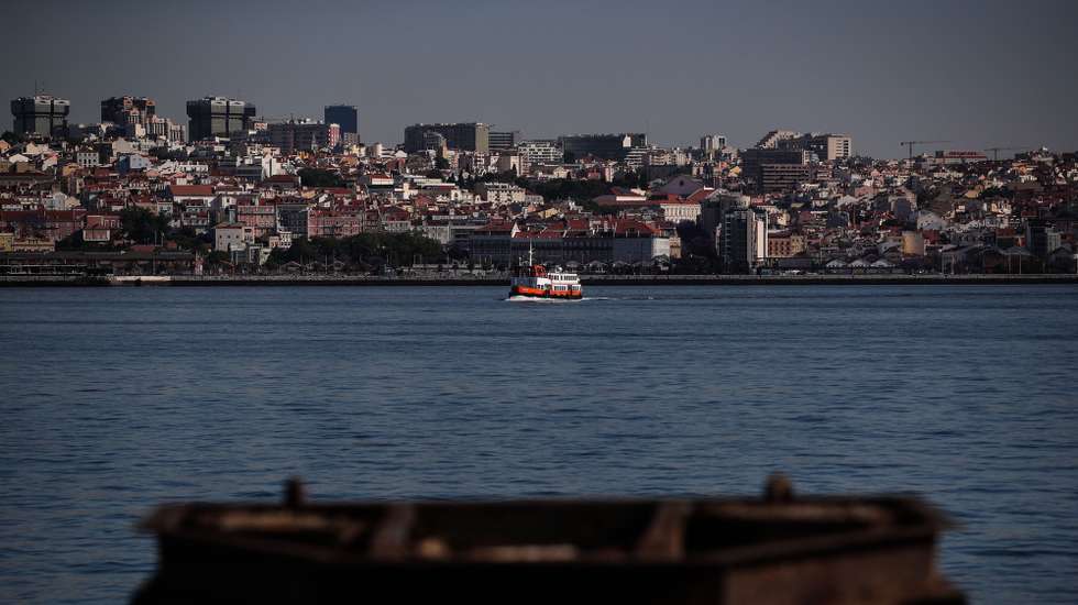 Um cacilheiro atravessa o rio Tejo em direção a Cacilhas, em Cacilhas, Almada, 20 de maio de 2020. O transporte rodoviário foi reforçado com a entrada do segunda fase do desconfinamento devido à pandemia da covid-19, apesar disso as carreiras continuam com poucas pessoas o que contrasta com a grande utilização dos transportes fluviais da Transtejo/Soflusa. (ACOMPANHA TEXTO). MÁRIO CRUZ/LUSA
