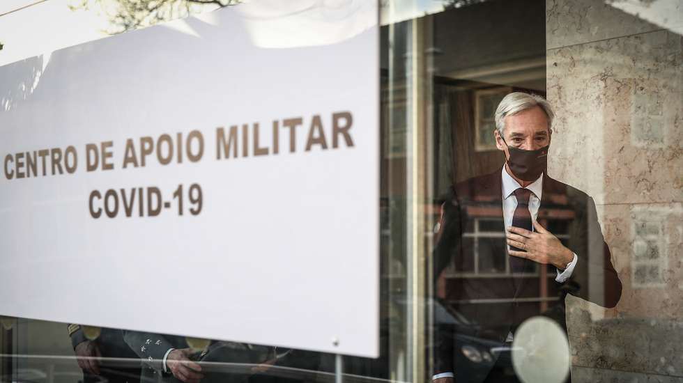 O ministro da Defesa Nacional, João Gomes Cravinho, durante a visita ao Centro de Apoio Militar – Covid19, instalado no antigo Hospital Militar de Belém, para se inteirar da situação e da atividade desta infraestrutura de apoio ao tratamento de doentes Covid-19, Lisboa, 21 de dezembro de 2020. MANUEL DE ALMEIDA/LUSA