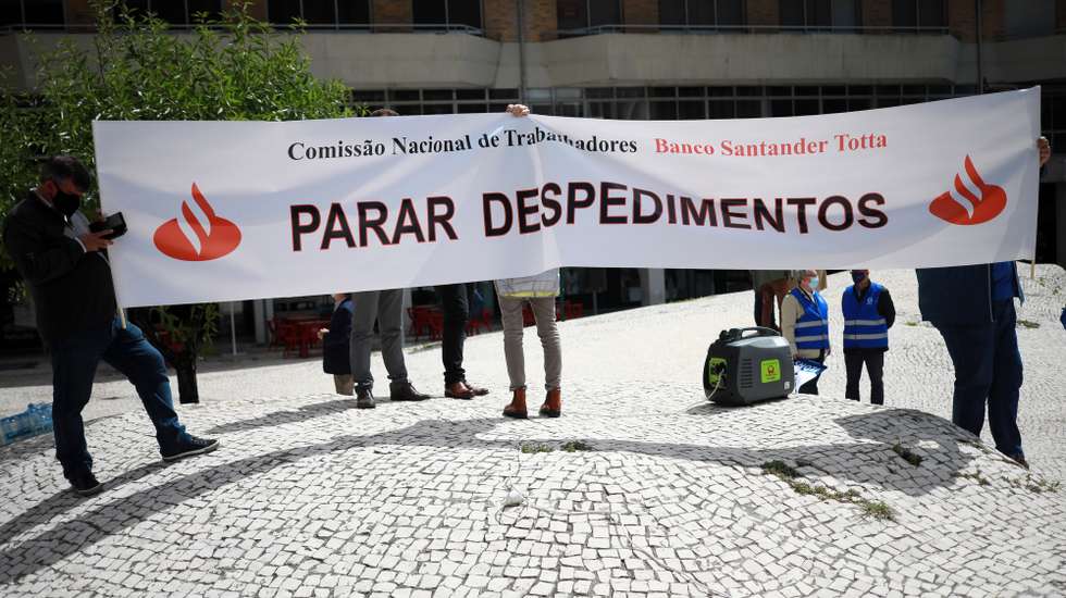 Trabalhadores do Banco Santander Totta manifestam-se contra o processo unilateral de despedimento de 100 a 150 trabalhadores anunciado pelo banco, no Porto, 12 de maio de 2021. ESTELA SILVA/LUSA