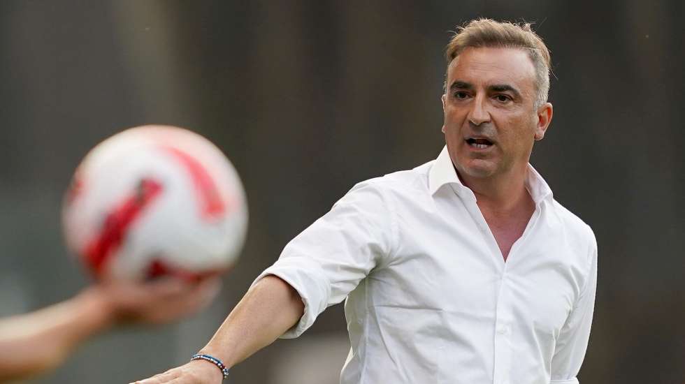 epa09357116 Braga's head coach Carlos Carvalhal reacts during the pre-season friendly test soccer match between Sporting Braga and Olympique Marseille in Braga, Portugal, 21 July 2021.  EPA/HUGO DELGADO