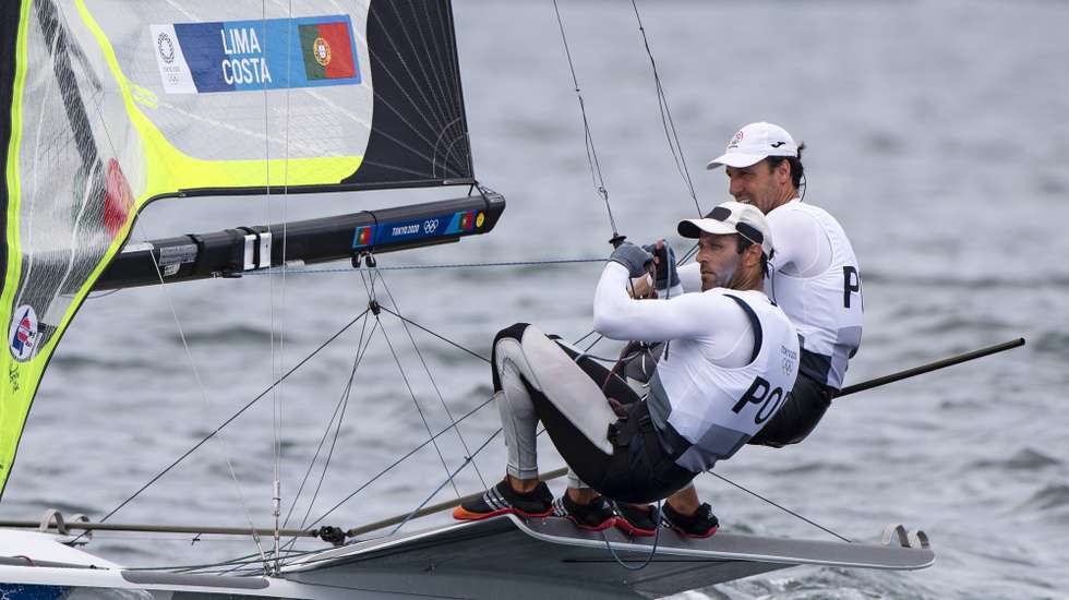 Os velejadores portugueses, Jorge Lima e José Costa competem na categoria 49er, Tóquio, Japão, 30 de julho de 2021. Jorge Lima e José Costa ganharam a segunda regata do dia da Classe 49er na Vela. Com este resultado, o duo português sobe ao sexto posto na geral, bem dentro da zona de qualificação para a 'Medal Race'. JOSÉ COELHO/LUSA