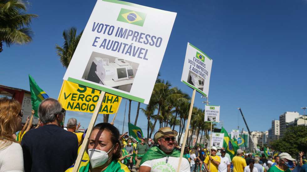 epa09386181 Supporters of the President of Brazil, Jair Bolsonaro, participate in a massive mobilization in favor of the printed vote and to demonstrate their support for the President, in Rio de Janeiro, Brazil, 01 August 2021. Bolsonaro's supporters took to the streets of several cities in the country on 01 August in support of his speech that the electronic voting machines are 'fraudulent.'  EPA/Andre Coelho