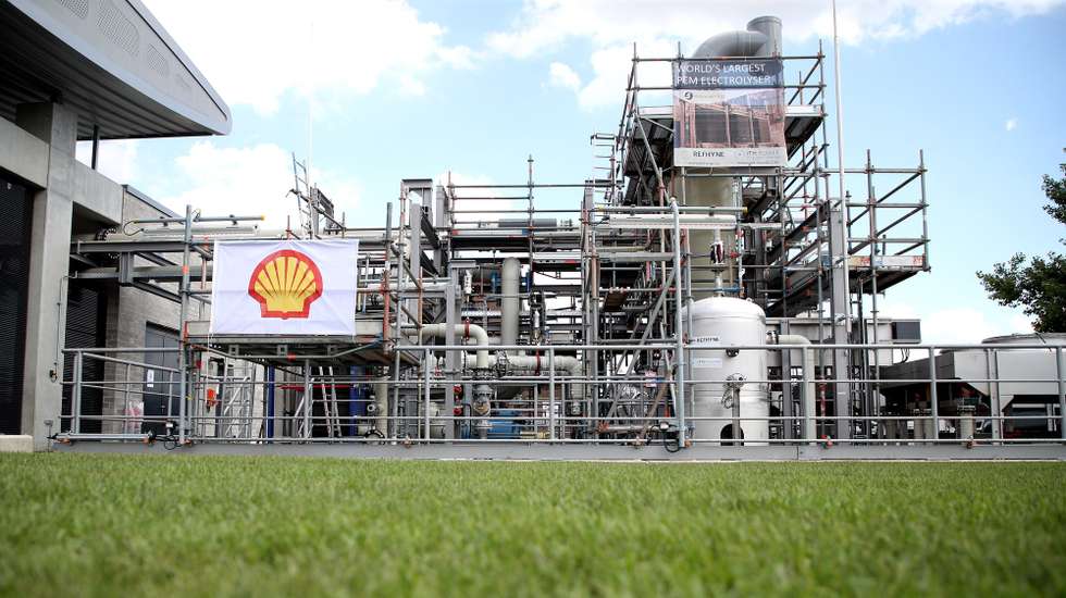 epa09317839 A hydrogen production plant of Shell in Wesseling, Germany, 02 July 2021. German Christian Democratic Union (CDU) leader Armin Laschet opens Europe's largest green hydrogen production plant.  EPA/FRIEDEMANN VOGEL