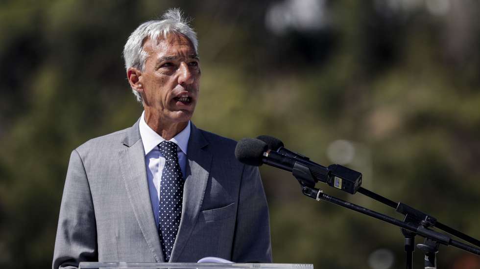 O ministro da Defesa Nacional, João Gomes Cravinho, intervém na cerimónia da largada da fragata Corte-Real da Base Naval de Lisboa rumo ao Mar Báltico, onde vai integrar nos próximos quatro meses a Força Naval Permanente n.º 1 da NATO (Standing NATO Maritime Group One), na base naval do Alfeite, em Almada, 19 de agosto de 2021. TIAGO PETINGA/LUSA