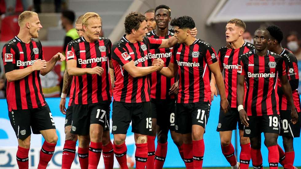 epa09423795 Leverkusen's Nadiem Amiri (4-R) celebrates with his teammates after scoring the 4-0 lead during the German Bundesliga soccer match between Bayer 04 Leverkusen and Borussia Moenchengladbach in Leverkusen, Germany, 21 August 2021.  EPA/FRIEDEMANN VOGEL CONDITIONS - ATTENTION: The DFL regulations prohibit any use of photographs as image sequences and/or quasi-video.