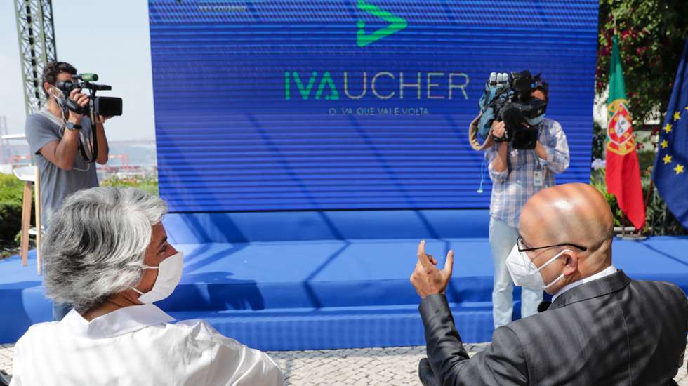 O ministro de Estado e das Finanças, João Leão (D), e a ministra da Cultura, Graça Fonseca (E), participam na apresentação do Programa IVAucher, plano de dinamização do consumo nos setores do turismo e da cultura, no Museu de Arte Antiga, em Lisboa, 31 de maio de 2021. TIAGO PETINGA/LUSA