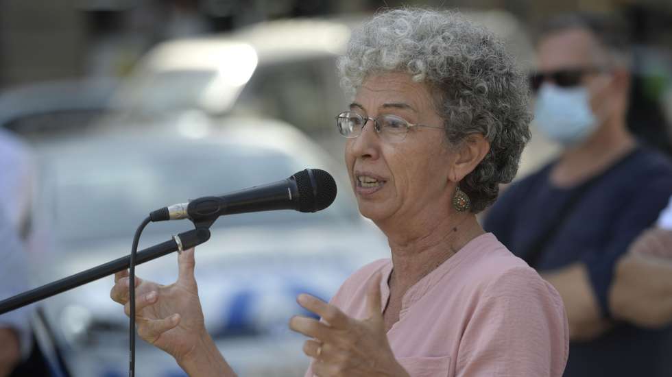 A secretária-geral da CGTP-IN, Isabel Camarinha, discursa apara os trabalhadores da Sociedade de Transportes Coletivos do Porto (STCP) que se encontram em greve e que se manifestam junto à Câmara Municipal do Porto, numa iniciativa convocada pelo Sindicato dos Trabalhadores de Transportes Rodoviários e Urbanos do Norte (STRUN) para exigir aumento de salários. Porto, 26 de agosto de 2021. FERNANDO VELUDO / LUSA