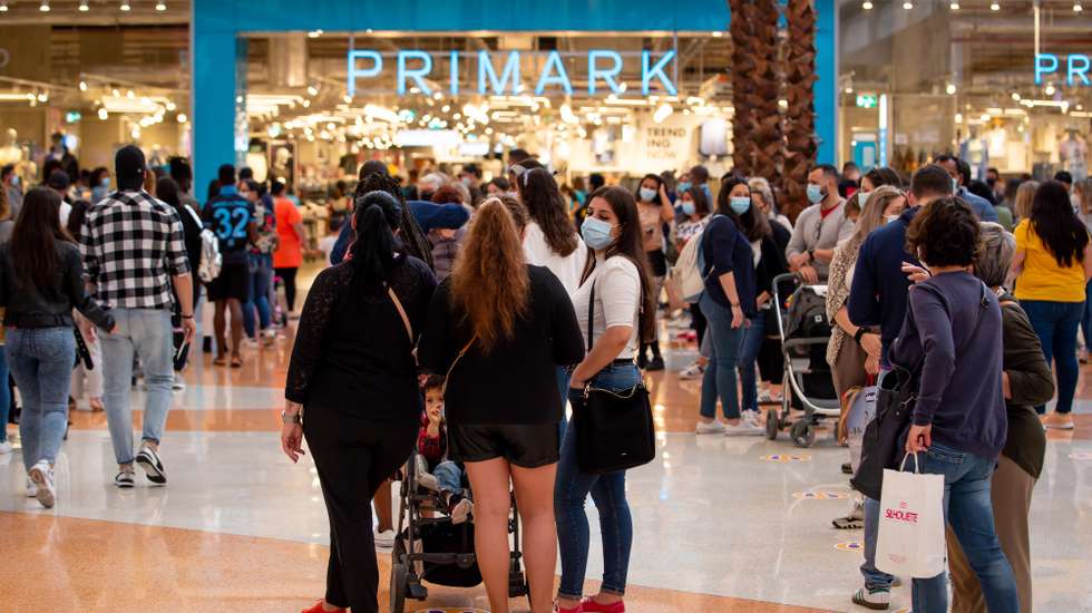 Pessoas fazem fila para entrar numa das lojas do Centro Comercial UBBO, no dia que marca o início da terceira fase de desconfinamento em Portugal, na Amadora, 19 de abril de 2021. Portugal inicia hoje a terceira fase do desconfinamento com a reabertura de mais escolas, lojas, restaurantes e cafés, um levantamento de restrições que não é acompanhado nos 10 concelhos onde a incidência da covid-19 é maior. JOSÉ SENA GOULÃO/LUSA