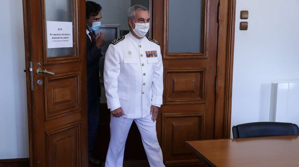 O almirante António Maria Mendes Calado (D), chefe do Estado-Maior da Armada e Autoridade Marítima Nacional, , à chegada para falar perante a Comissão de Defesa Nacional na Assembleia da República, em Lisboa, 02 de junho de 2021. TIAGO PETINGA/LUSA