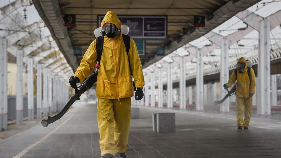 epaselect epa09531810 Worker from the Russian Ministry of Emergency Situations wearing protective suits conduct disinfecting works at Leningradsky Railway Station amid the ongoing coronavirus disease (COVID-19) pandemic in Moscow, Russia, 19 October 2021. Russia is facing a new wave of COVID-19 infections, with additional 998 coronavirus-related deaths reported on 18 October, bringing the official death toll to 22,4310.  EPA/YURI KOCHETKOV