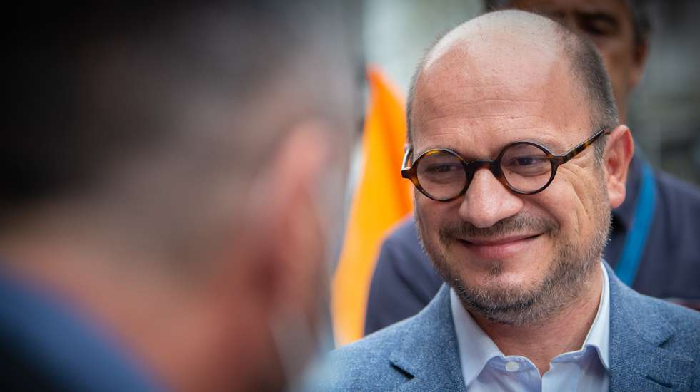 O candidato do Partido Social Democrata,(PSD) à Câmara Municipal do Porto, Vladimiro Feliz, durante uma ação de campanha no Porto, na zona do Marquês. No próximo dia 26 de setembro mais de 9,3 milhões eleitores podem votar nas eleições Autárquicas, para eleger os seus representantes locais,  Porto, 16 de Setembro de 2021. RUI MANUEL FARINHA/LUSA