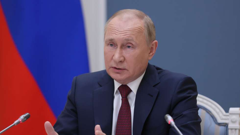 epa09612704 Russian President Vladimir Putin attends a session of the annual VTB Capital 'Russia Calling' Investment Forum via a video conference in Moscow, Russia, 30 November 2021.  EPA/MIKHAIL METZEL / SPUTNIK / KREMLIN POOL