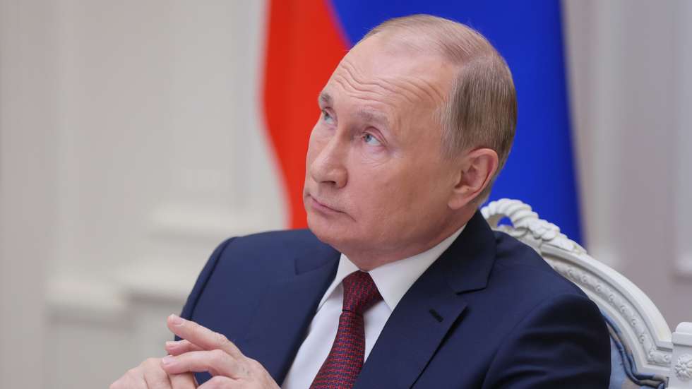 epa09612774 Russian President Vladimir Putin attends a session of the annual VTB Capital 'Russia Calling' Investment Forum via a video conference in Moscow, Russia, 30 November 2021.  EPA/MIKHAIL METZEL / SPUTNIK / KREMLIN POOL