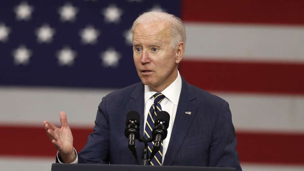 epa09715440 US President Joe Biden delivers remarks on strengthening supply chains, revitalizing American manufacturing, and creating good paying union jobs through the Bipartisan Infrastructure Law during his visit to Carnegie Mellon University at Mill 19 in Pittsburgh, Pennsylvania, USA on 28 January 2022.  EPA/DAVID MAXWELL