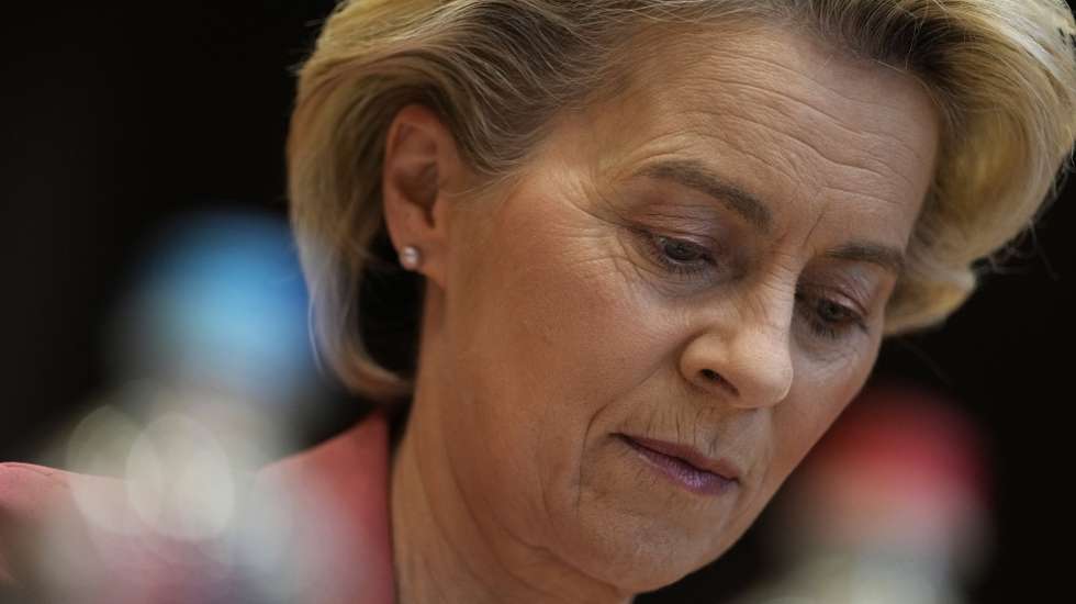 epa09722602 European Commission President Ursula von der Leyen waits for the start of the weekly College of Commissioners meeting at EU headquarters in Brussels, Belgium, 02 February 2022.  EPA/VIRGINIA MAYO / POOL