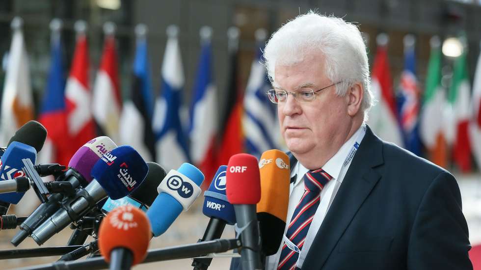 O embaixador da Rússia na União Europeia (UE), Vladimir Chizhov, fala à comunicação social na conferência "Suportar o futuro da Síria e da região", em 25 de abril de 2018. Bélgica.