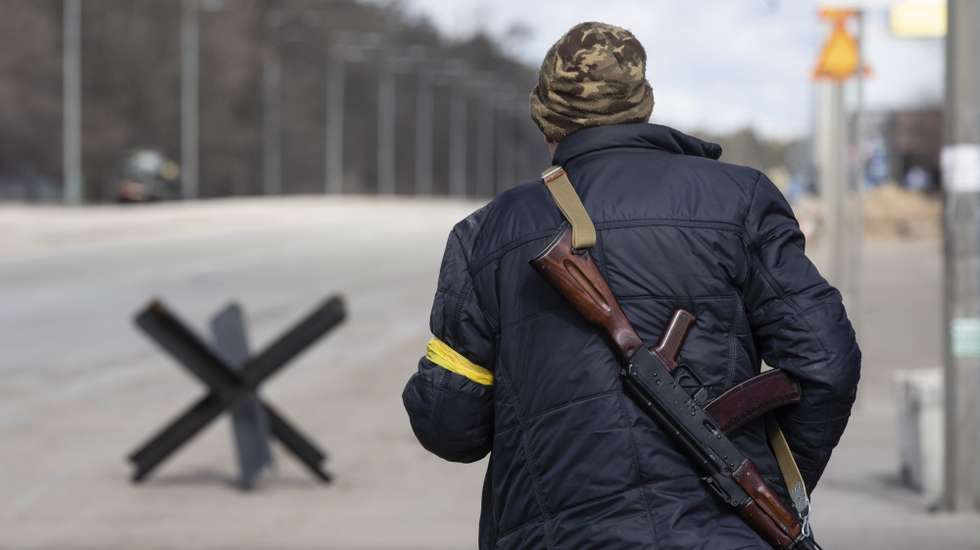 epa09788775 Territorial Defense fighters stand on a checkpoint in Kiev, Ukraine, 27 February 2022. Russian troops entered Ukraine on 24 February prompting the country's president to declare martial law.  EPA/MIKHAIL PALINCHAK