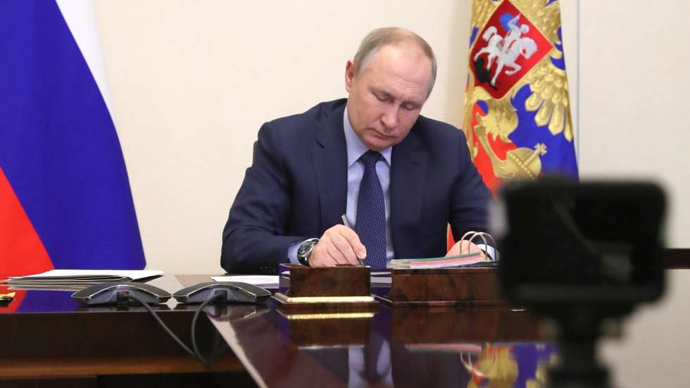 epa09848806 Russian President Vladimir Putin meets with the winners of the 2021 Presidential Prize for young cultural workers and with Presidential Prize winners in the field of literature and art for works for children and youth in 2021 via teleconference call, in Novo-Ogaryovo state residence outside Moscow, Russia, 25 March 2022.  EPA/MIKHAIL KLIMENTYEV / KREMLIN / SPUTNIK / POOL MANDATORY CREDIT