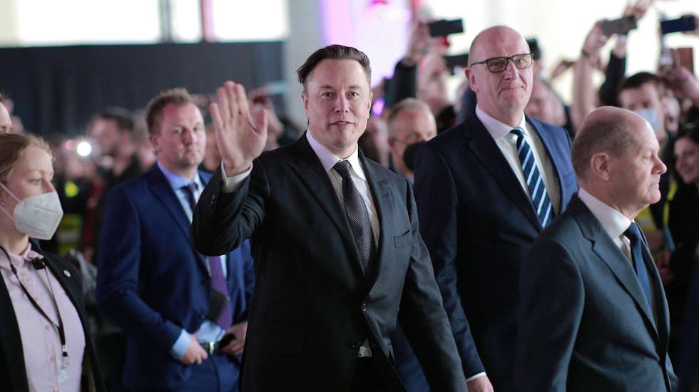 epa09842400 Tesla CEO Elon Musk (L), German Chancellor Olaf Scholz (R) and Premier of Brandenburg Dietmar Woidke (2-R), during the opening day of the Tesla 'Gigafactory' in Gruenheide near Berlin, Germany, 22 March 2022.  EPA/CHRISTIAN MARQUARDT / POOL