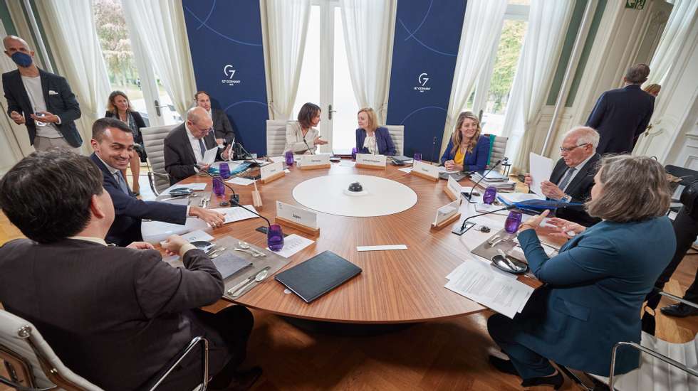 epa09944603 German Foreign Minister Annalena Baerbock (C) chairs the round table meeting during the G7 Foreign Ministers Summit in Wangels, Germany, 13 May 2022.  EPA/Georg Wendt / POOL