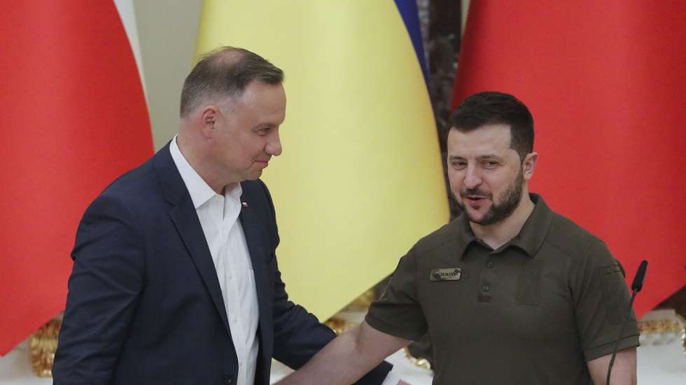 epaselect epa09966013 Ukrainian President Volodymyr Zelensky (R) and Polish President Andrzej Duda (L) attend a joint press conference in Kyiv, Ukraine, 22 May 2022. Andrzej Duda arrived in Ukraine to meet with top officials and express his support for Ukraine amid the Russian invasion.  EPA/SERGEY DOLZHENKO