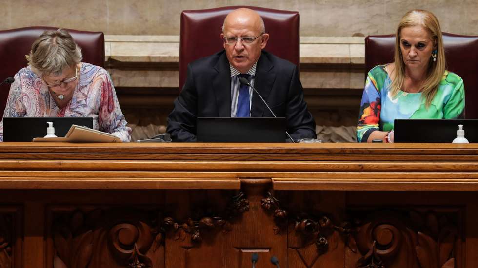 O presidente da Assembleia da República, Augusto Santos Silva, intervém durante a apresentação da Proposta de Lei que altera o regime jurídico de entrada, permanência, saída e afastamento de estrangeiros do território nacional na Assembleia da República, em Lisboa, 21 de Julho de 2022. TIAGO PETINGA/LUSA