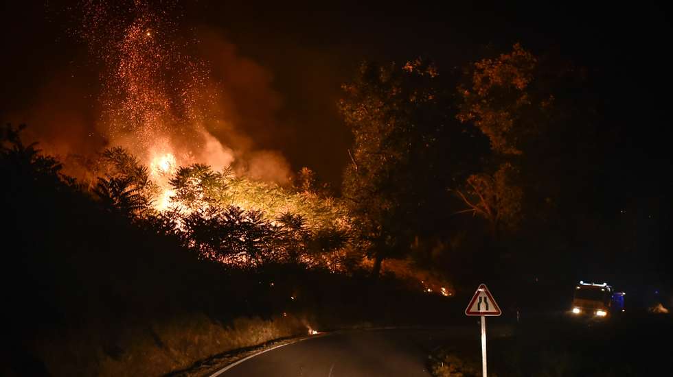 Incêndio na Serra da Estrela em Folgosinho, Gouveia durante a madrugada de hoje. O incêndio deflagrou no sábado no concelho da Covilhã e alastrou para Manteigas, Gouveia, Guarda e Celorico da Beira. No combate ao incêndio da Serra da Estrela estão dezenas de bombeiros. 12 de agosto de 2022. NUNO ANDRÉ FERREIRA/LUSA.