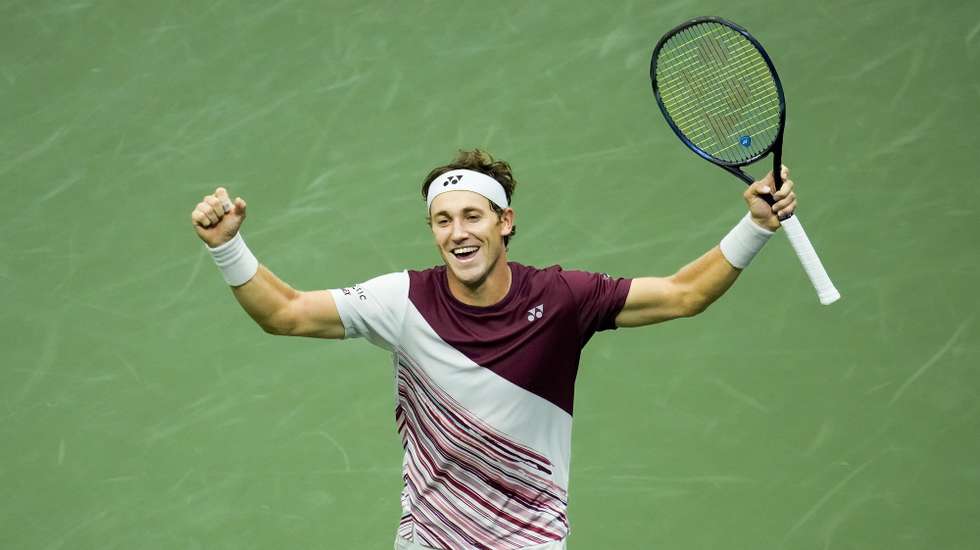 epa10165453 Casper Ruud of Norway reacts to defeating Matteo Berrettini of Italy during their quarterfinals match of the US Open Tennis Championships at the USTA National Tennis Center in the Flushing Meadows, New York, USA, 06 September 2022. The US Open runs from 29 August through 11 September.  EPA/RAY ACEVEDO