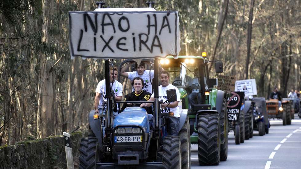 Manifestação da população de Palme, Barcelos, contra a possível instalação na zona do futuro aterro sanitário do Vale do Lima e Baixo Cavado, 1 de março de 2009. HUGO DELGADO/LUSA