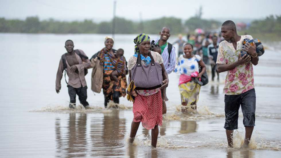 A principal estrada de ligação de Pemba ao resto de Moçambique está cortada depois de as cheias na região, após o ciclone Kenneth, terem criado uma corrente que cobre quase um quilómetro da via, Pemba, Moçambique, 28 de abril de 2019. A chuva forte da madrugada e manhã de hoje na região da capital provincial de Cabo Delgado, Norte do país, encheu rapidamente uma zona baixa de três hectares de pastagens ao lado da Estrada Nacional 1 (EN1), a cerca de 15 quilómetros da cidade. ANTÓNIO SILVA / LUSA