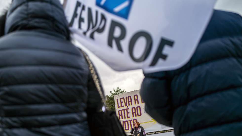 A Fenprof iniciou hoje a ação de rua "Professores na campanha”, uma ação reivindicativa durante a campanha eleitoral das legislativas para dar visibilidade às reivindicações dos docentes para a próxima legislatura, Braga, 26 de fevereiro de 2024. A ação de rua "Professores na campanha" decorre nos dez dias úteis da campanha eleitoral em todas as capitais de distrito e regiões autónomas. De norte para sul, em dois distritos por dia, 10:00 e às 15:00, os professores concentram-se em plenários e fazem circular quatro petições (que já reúnem as assinaturas necessárias para serem discutidas na próxima legislatura): sobre carreiras, precariedade, condições de trabalho e aposentações. HUGO DELGADO/LUSA