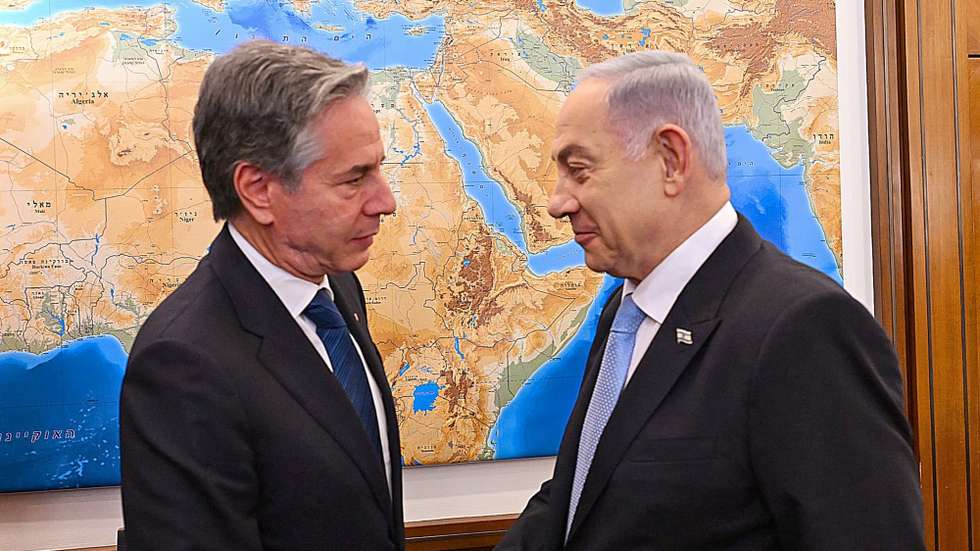 epa11554850 A handout photo made available by the Israeli Government Office (GPO) shows Israeli Prime Minister Benjamin Netanyahu (R) shaking hands with US Secretary of State Antony Blinken during a meeting in Jerusalem, 19 August 2024. Blinken arrived in Israel to discuss a ceasefire deal in the Gaza war.  EPA/CHAIM TZACH/Israeli Government Office (GPO) HANDOUT EDITORIAL USE ONLY/NO SALES
