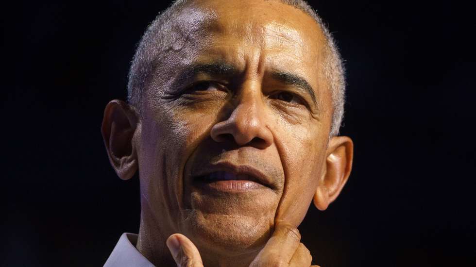 epaselect epa11689747 Former US President Barack Obama speaks at a rally in Philadelphia, Pennsylvania, USA, 28 October 2024. Pennsylvania remains a key state in the 2024 Presidential election with both Democrats and Republicans campaigning heavily in the state ahead of election day on 05 November. US Vice President Kamala Harris is running against former US president and Republican presidential nominee Donald Trump.  EPA/WILL OLIVER