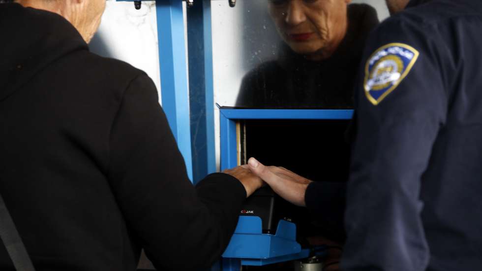 epaselect epa12448534  A traveler uses a self-service kiosk to register for the new Entry/Exit System (EES) at the Stara Gradiska border crossing between Croatia and Bosnia and Herzegovina, in Stara Gradiska, Croatia, 12 October 2025. The EES is the new automated European Union system for registering non-EU travelers using biometric data, replacing manual passport stamping.  EPA/ANTONIO BAT