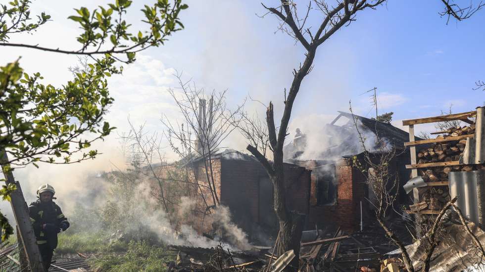 epa12935350 Ukrainian rescuers work at the site of a Russian strike on a private building in Kharkiv, northeastern Ukraine, 06 May 2026, amid the Russian invasion. At least two people were injured after Russian strikes hit Kharkiv, according to the State Emergency Service of Ukraine.  EPA/SERGEY KOZLOV