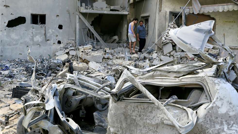 epa12995500 People inspect damage following an Israeli airstrike in the southern port city of Tyre, Lebanon, 26 May 2026. Lebanon's Health Ministry said Israeli attacks across the country have killed more than 3,100 people and injured thousands more since renewed hostilities between Israel and Hezbollah began in early March.  EPA/STRINGER