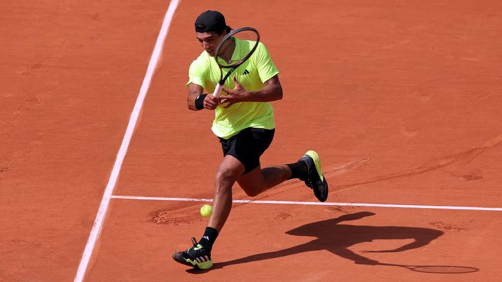 epa12147229 Henrique Rocha of Portugal in action during his Men's 3rd round match against Alexander Bublik of Kazakhstan at the French Open Grand Slam tennis tournament at Roland Garros in Paris, France, 31 May 2025.  EPA/TERESA SUAREZ