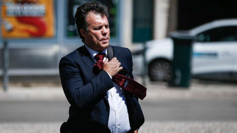 O líder do PDR referiu também que muitos turistas que saem do Terminal de Cruzeiros já não visitam o centro da cidade, devido a cortes de trânsito