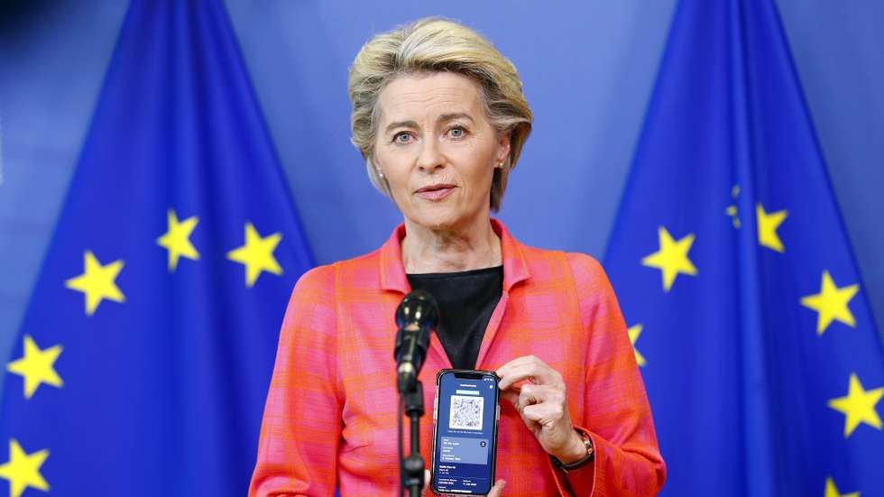 epa09275321 European Commission President Ursula von der Leyen holds a mobile phone as she gives a statement about the EU Digital COVID Certificate in Brussels, Belgium, 16 June 2021.  EPA/JOHANNA GERON / POOL