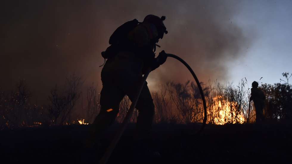 Bombeiros combatem um incêndio na freguesia de Vila Cortês do Mondego, Guarda, 13 de agosto de 2022. De acordo com a página da Autoridade Nacional de Emergência e Proteção Civil, o incêndio está a ser combativo por 1262 operacionais, apoiados por 375 viaturas. NUNO ANDRÉ FERREIRA/LUSA
