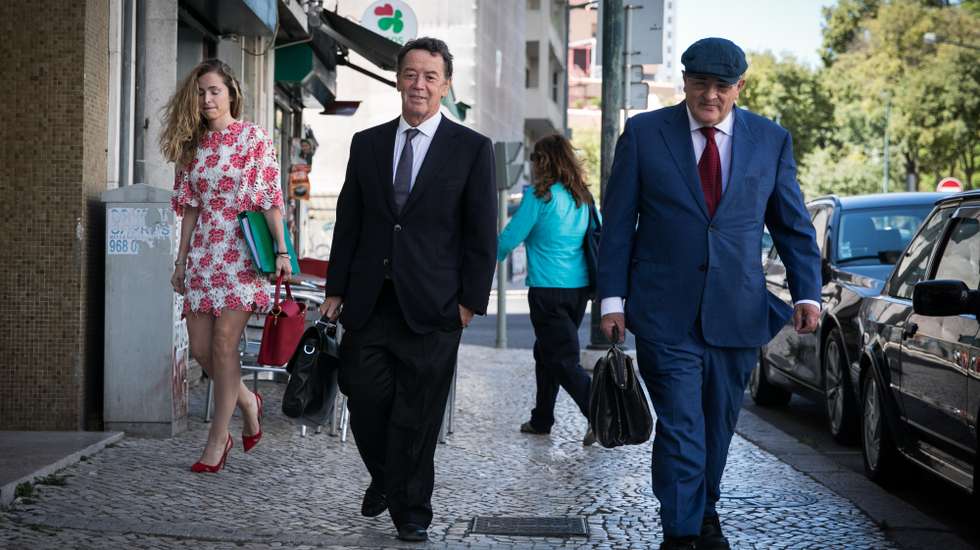 O ex-ministro Manuel Pinho (ao centro) com o seu advogado Ricardo Sá Fernandes (à direita)