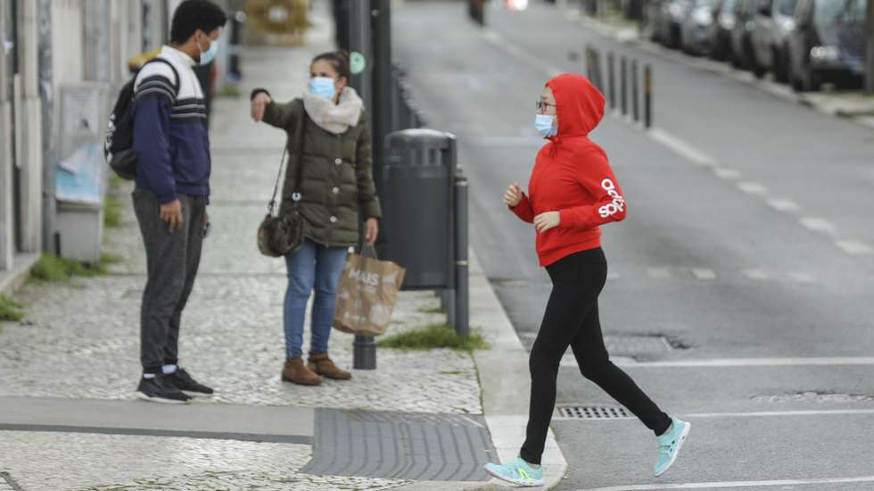 Uma mulher corre junto ao Saldanha em Lisboa, durante período com medidas de restrição impostas pelo novo confinamento, na sequência da pandemia de Covid-19, 30 de janeiro de 2021. MIGUEL A. LOPES/LUSA