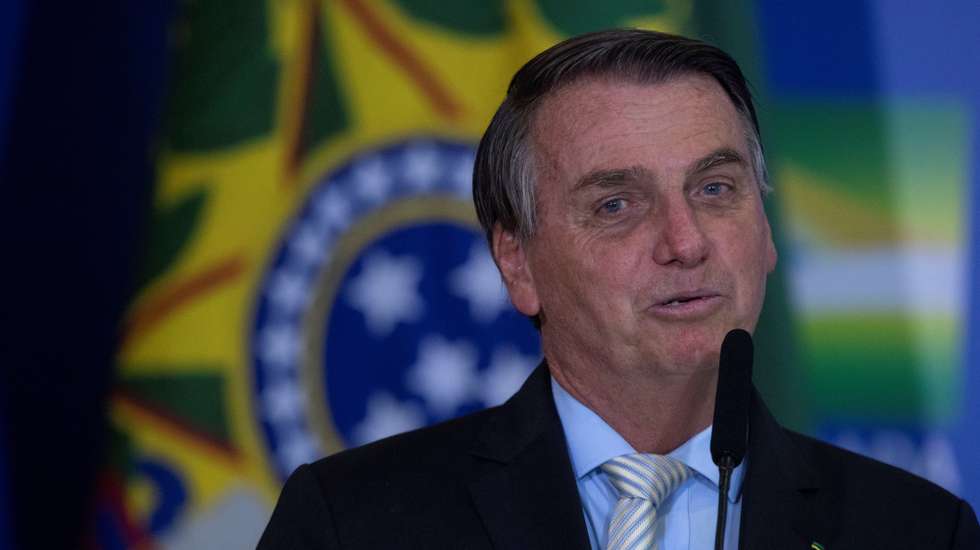 epa09034882 The President of Brazil Jair Bolsonaro during the ceremony of approval of the Central Bank Autonomy Law, in Brasilia, Brazil, 24 February 2021. Brazilian President Jair Bolsonaro renewed his Government with changes in two ministries and sanctioned a law that gives autonomy to the Central Bank, which is part of his objective of liberalizing the country's economy.  EPA/Joedson Alves