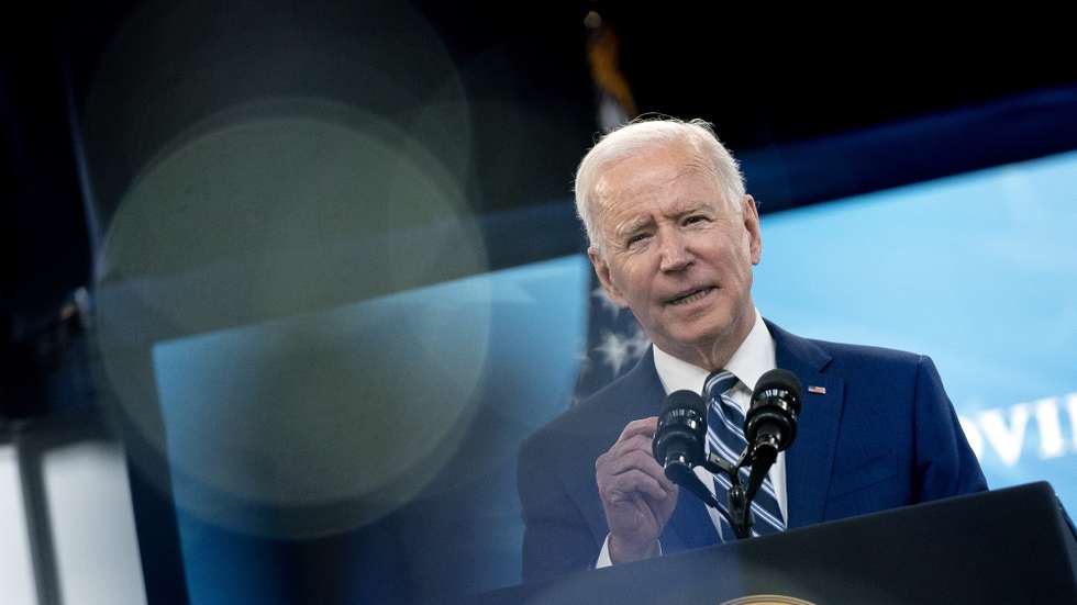 epa09105441 US President Joe Biden speaks on the state of the Covid-19 vaccine in the South Court Auditorium of the White House in Washington, DC, USA, on 29 March 2021.  EPA/Stefani Reynolds / POOL
