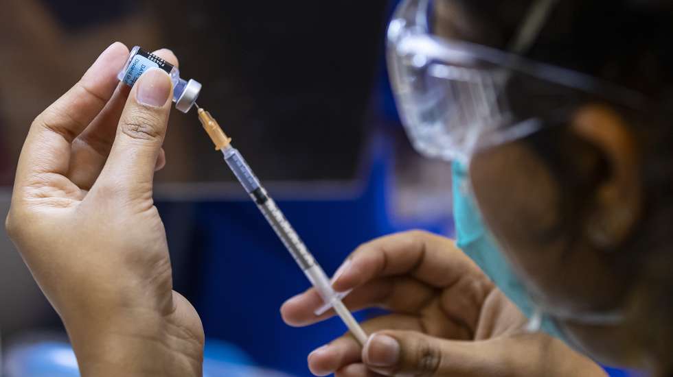 epa09464806 A health care worker prepares a Pfizer vaccine in the pharmacy of the Heidelberg Repatriation Hospital vaccination hub in Melbourne, Australia, 13 September 2021. A series of pop-up vaccination hubs will be set up in schools and COVID-hit areas, while an extra 400,000 Pfizer and Moderna doses are also heading to the state as part of a three-week blitz.  EPA/DANIEL POCKETT AUSTRALIA AND NEW ZEALAND OUT