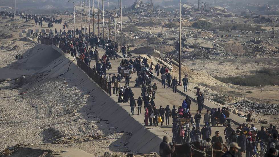 epaselect epa11869881 Palestinians make their way among the rubble of destroyed buildings amid a ceasefire between Israel and Hamas, on Al Rashid road, Gaza City, 02 February 2025. According to the UN, at least 1.9 million people (or nine in ten people) across the Gaza Strip are internally displaced, including people who have been repeatedly displaced. Since October 2023, only about 11 percent of the Gaza Strip has not been placed under Israeli-issued evacuation orders, the UN aid coordination office OCHA said.  EPA/MOHAMMED SABER