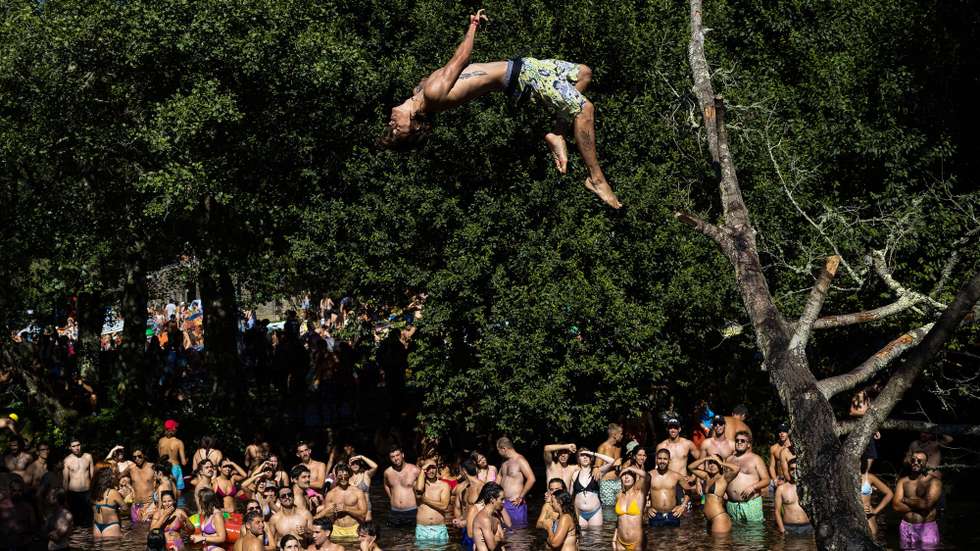 epaselect epa11549165 Attendees enjoy the opening day of the Paredes de Coura music festival in Paredes de Coura, northern Portugal, 14 August 2024. The festival runs through 17 August.  EPA/JOSE COELHO