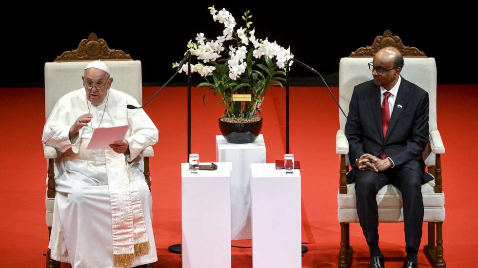 epa11599440 Pope Francis and Singaporean President Tharman Shanmugaratnam (R) attend a meeting with authorities, civil society, and the diplomatic corps at the Cultural Centre of the National University of Singapore (NUS), in Singapore, 12 September 2024. Pope Francis is visiting Singapore from 11 to 13 September, marking the final stop of his apostolic journey through the Asia-Pacific region, which also includes Indonesia, Papua New Guinea, and East Timor.  EPA/ALESSANDRO DI MEO