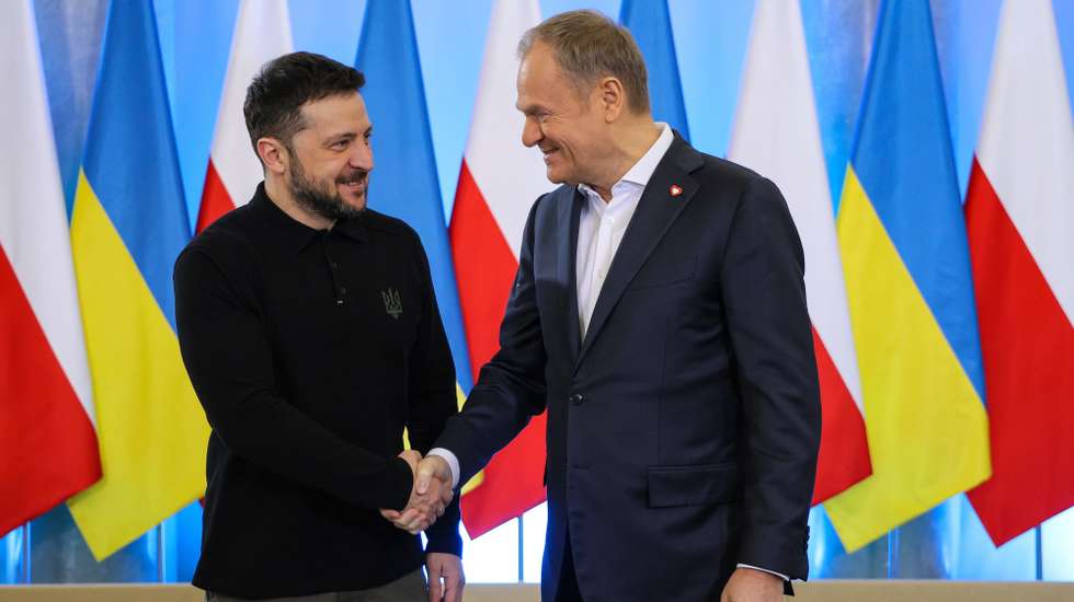 epa11825939 Polish Prime Minister Donald Tusk (R) welcomes Ukrainian President Volodymyr Zelensky (L) ahead of their talks at the Chancellery of the Prime Minister in Warsaw, Poland, 15 January 2025.  EPA/PAWEL SUPERNAK POLAND OUT